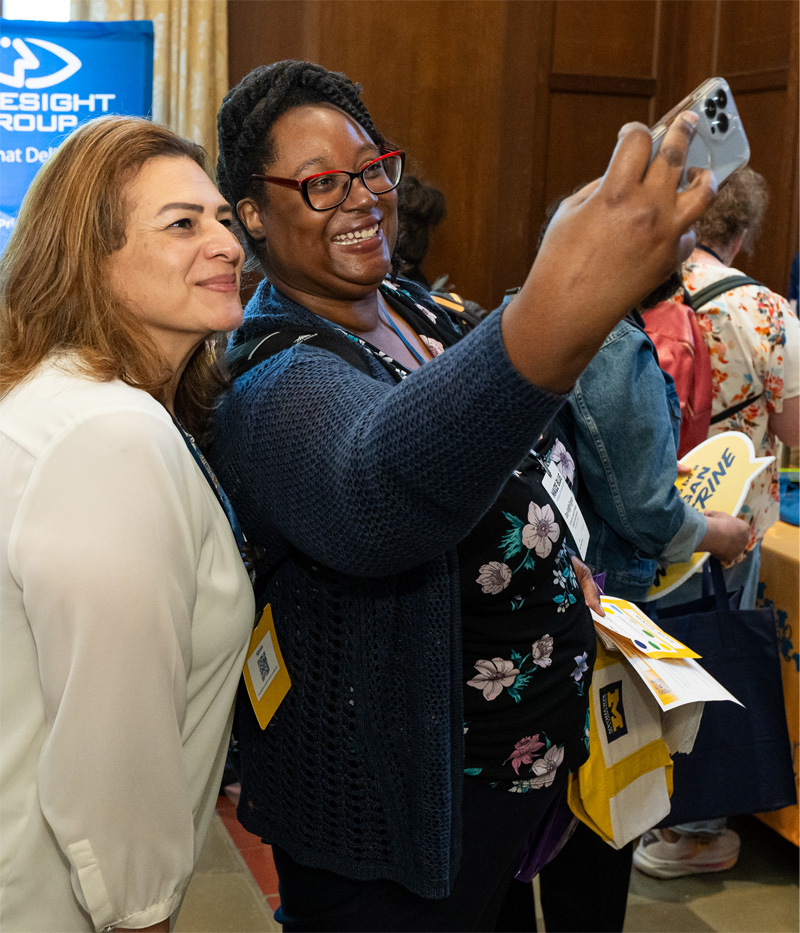 Two MXB attendees take a selfie together.